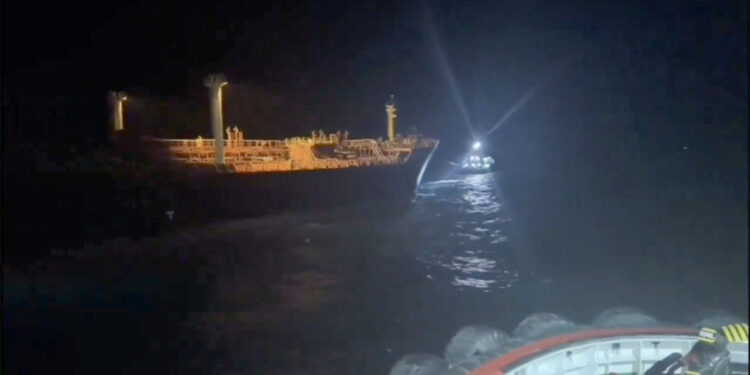 İstanbul Boğazı gemi trafiğine tekrardan açıldı