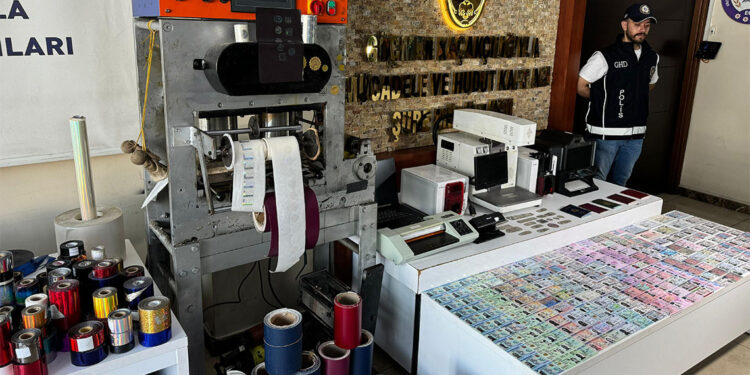 İstanbul'da sahte kimlik ve pasaport operasyonu; 8 tutuklama