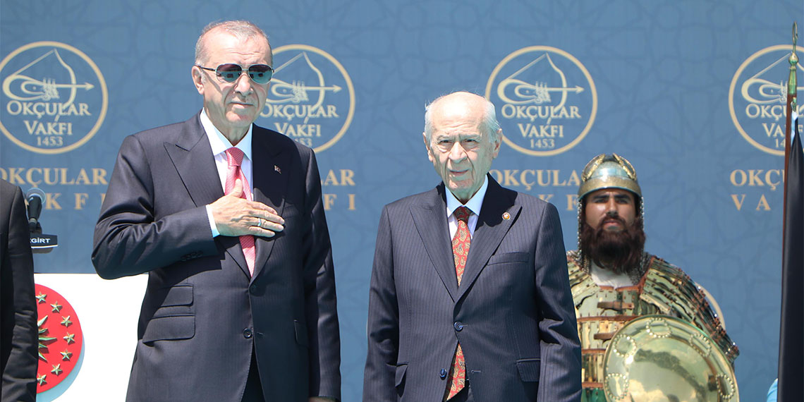 Cumhurbaşkanı Recep Tayyip Erdoğan, "Malazgirt ruhunu yaşatacak, ömrümüzün son nefesine kadar taşıyacak, bayrağı bizden devralacak yeni nesillere bir emanet gibi şanla, şerefle teslim edeceğiz. Bunu yaparken şu gerçeği hiçbir zaman unutmayacağız; tarihi öğrenmeyenler, onu tekrar yaşamak mecburiyetinde kalırlar. Tarih ezberlenmek için değil, ders ve öğüt alınıp medeniyet dünyamızın üzerine yeni tuğlalar eklemek, yeni seferlere başlamak için vardır" dedi.