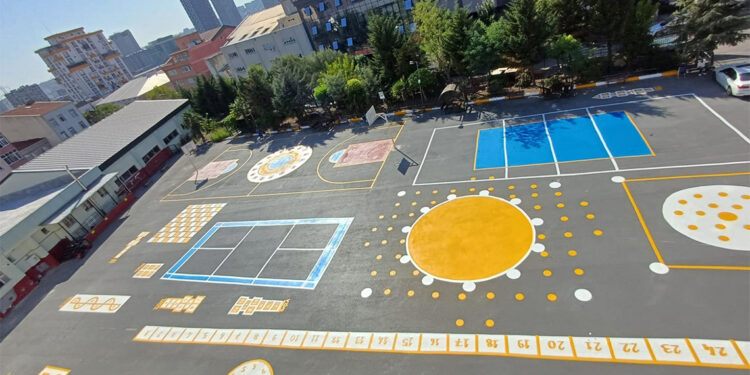 Bağcılar'daki okul bahçelerine oyun alanları çizildi