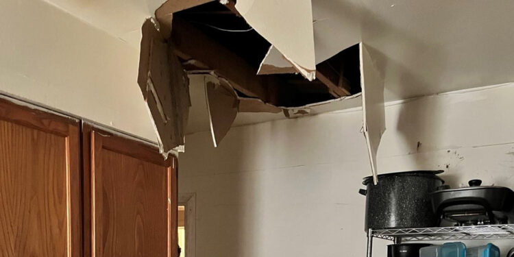 ABD’de cinayet şüphesiyle aranan bir kişi saklandığı tavan arasından düştü