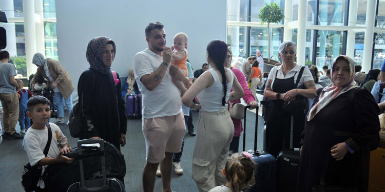 AJet'in Bursa uçağı İstanbul Havalimanı'na acil iniş yaptı