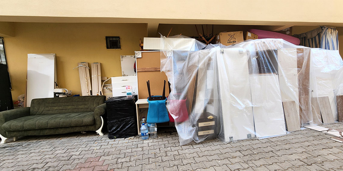 Antalya'da bir yıldır oturduğu evin kirasını tedavi gördüğü için 3 ay ödeyemeyen Sibel Baykara (39), icra yoluyla tahliye edildi, 12 gündür bahçede yatıp cami tuvaletini kullanıyor.