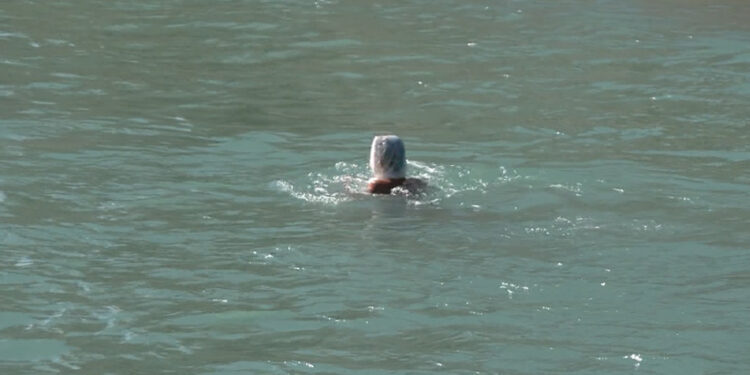 Adana'da kanala giren çocuklar, başlarına poşet geçirip yüzdü