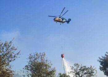 Adana'da yangına müdahale eden helikopter suya düştü