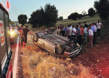 Adıyaman'da otomobil tarlaya devrildi; 3 yaralı