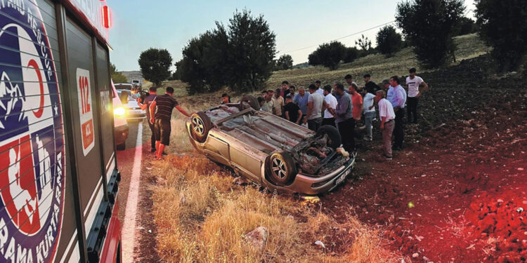 Adıyaman'da otomobil tarlaya devrildi; 3 yaralı