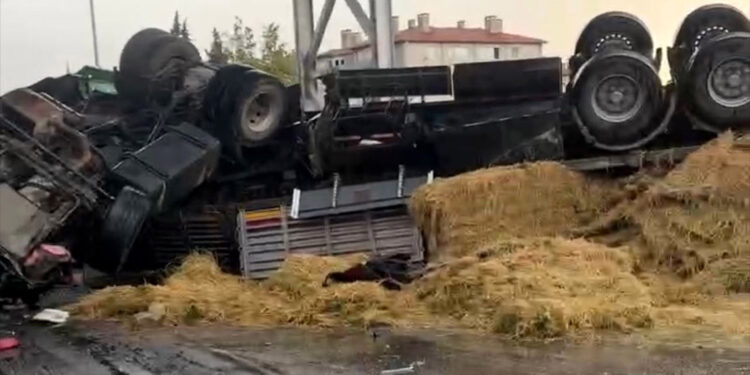 Afyonkarahisar'da zincirleme kaza: 2 ölü, 12 yaralı