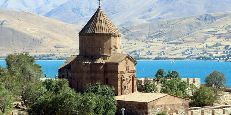 Tavşanlar Akdamar Adası'nın kuyusunu kazıyor