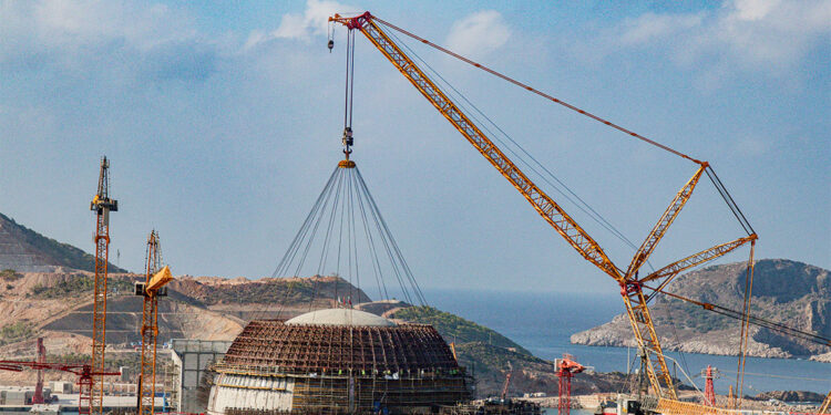 Akkuyu'nun 1'inci Güç Ünitesinin dış koruma kabuğu monte edildi