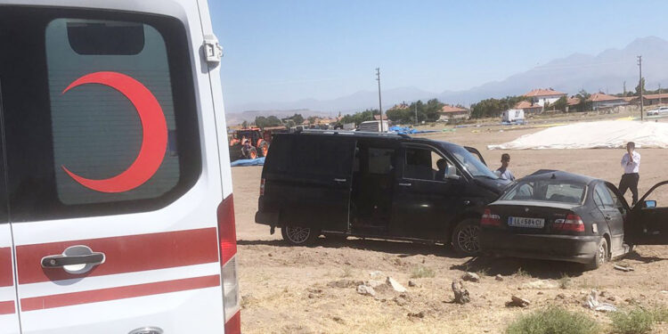 Aksaray'da minibüs ile otomobil kavşakta çarpıştı; 6'sı çocuk, 8 yaralı