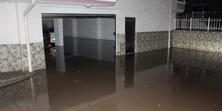 Aksaray'da sağanak; cadde ve sokaklar göle döndü, evleri su bastı