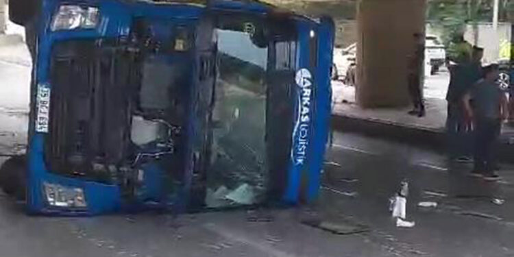 Alt geçide çarpan TIR, İETT otobüsünün üzerine devrildi