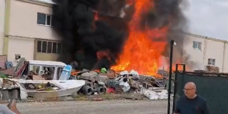 Ankara'da kereste ve polyester fabrikasında yangın