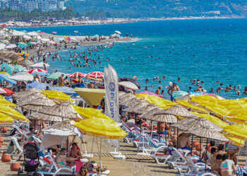 Antalya sahillerinde bayram yoğunluğu