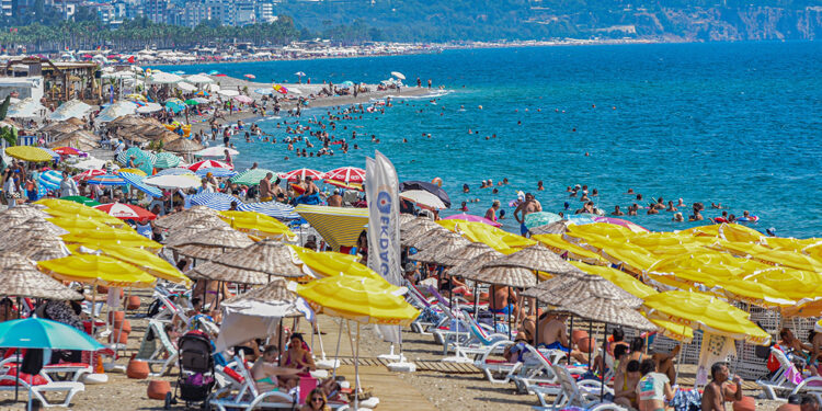 Antalya sahillerinde bayram yoğunluğu