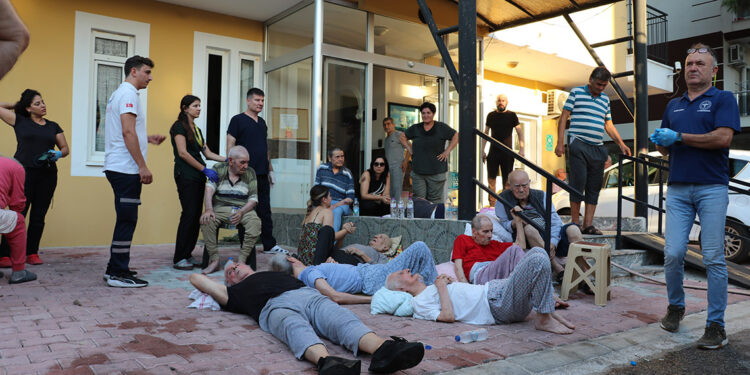 Antalya'da huzurevinde çıkan yangın korkuttu; 3 kişi dumandan etkilendi