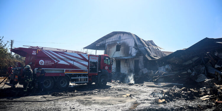 Antalya'da kağıt fabrikası yandı