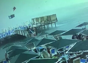 Antalya'daki fırtınada şezlong ve şemsiyeler havada uçuştu