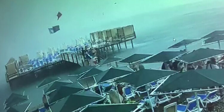 Antalya'daki fırtınada şezlong ve şemsiyeler havada uçuştu