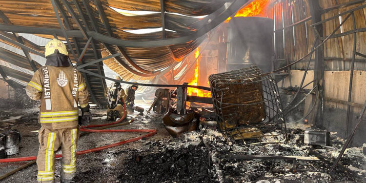 Arnavutköy'de boya deposunda çıkan yangın söndürüldü