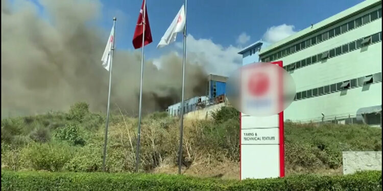 Arnavutköy'de fabrikada yangın