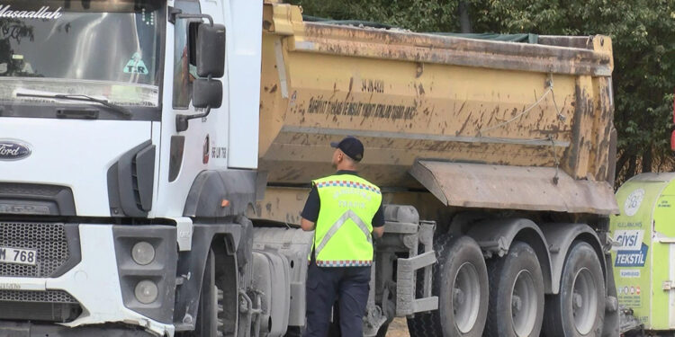 Arnavutköy'de hafriyat kamyonlarına denetim