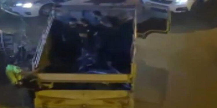 Arnavutköy'de kamyonet kasasındaki kaçak göçmenler yakalandı