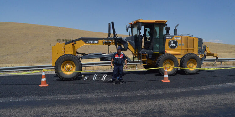 Asfalt çalışmasında greyderin altında kalan işçi öldü