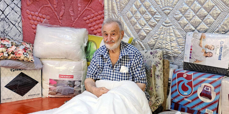 Askerde öğrendiği yorgancılığı 70 yıldır sürdürüyor