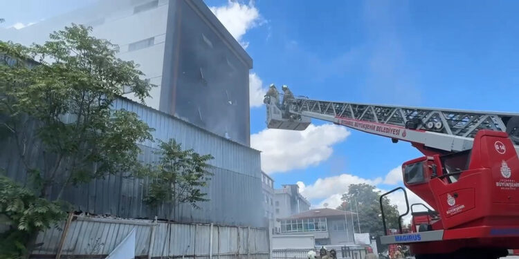 Avcılar'da atık kâğıt dönüşüm tesisinde yangın