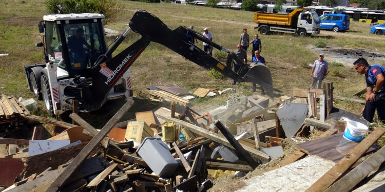 Avcılar'da kaçak barakalara kepçeyle yıkım