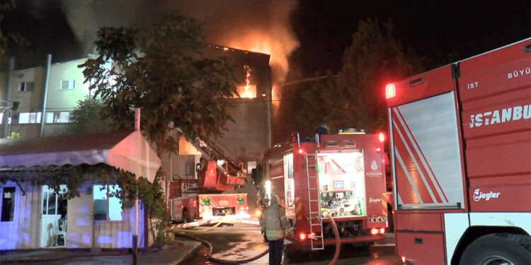 Bağcılar'da 5 katlı dokuma fabrikasında yangın
