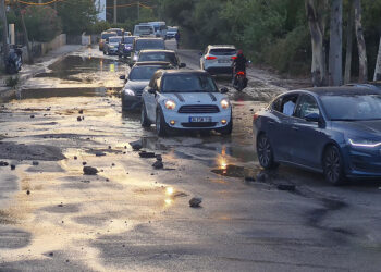Bodrum'da ana su isale hattı patladı; otomobil çukura düştü
