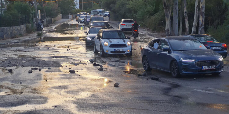 Bodrum'da ana su isale hattı patladı; otomobil çukura düştü