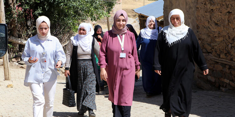Bahçesaray kırsalında kapı kapı dolaşıp, kanser taraması yapıyorlar
