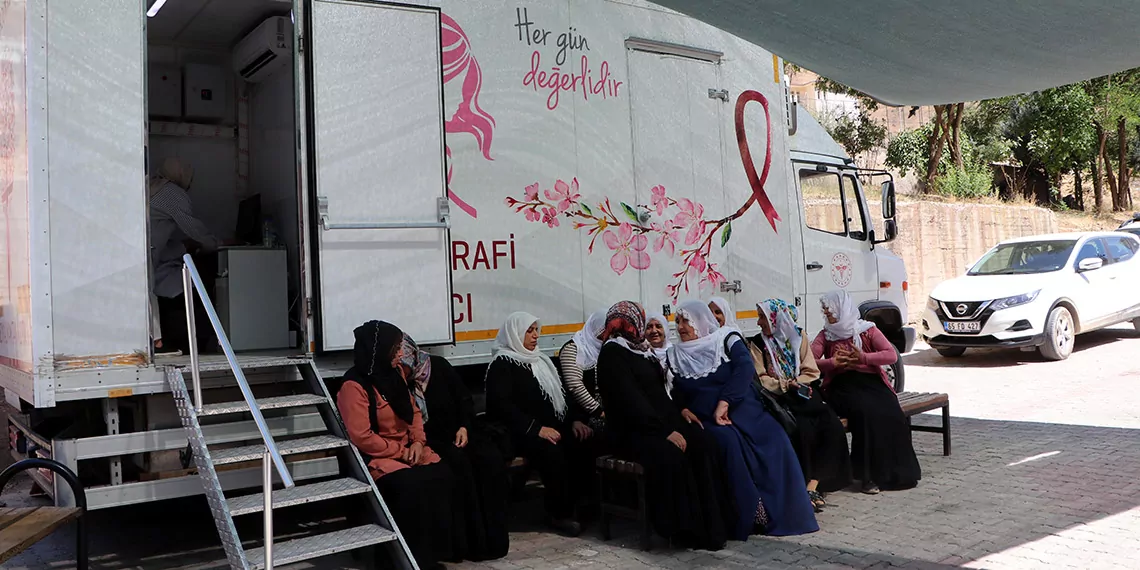 Bahçesaray kırsalında kapı kapı dolaşıp, kanser taraması yapıyorlar