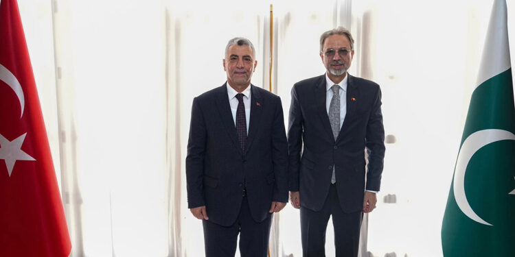 Bakan Bolat, Türkiye'nin İslamabad Büyükelçiliği'ni ziyaret etti