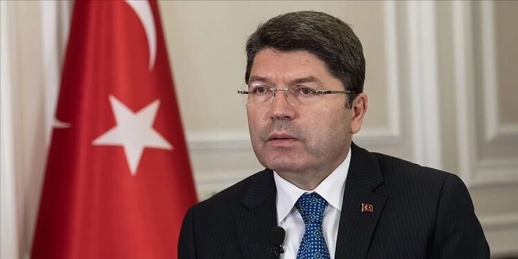 Bakan Tunç, hükümlü iki Suriyelinin bakanlıkta işe alındığı iddialarını yalanladı