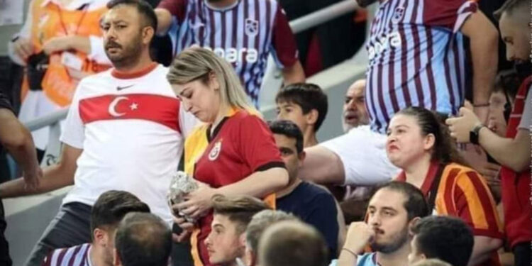 Başkan Ören’den Galatasaray formalı 2 kadının stattan çıkarılmasına tepki