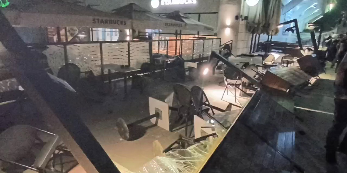 Batman'da İsrail protestosu; Starbucks şubesine saldırdılar