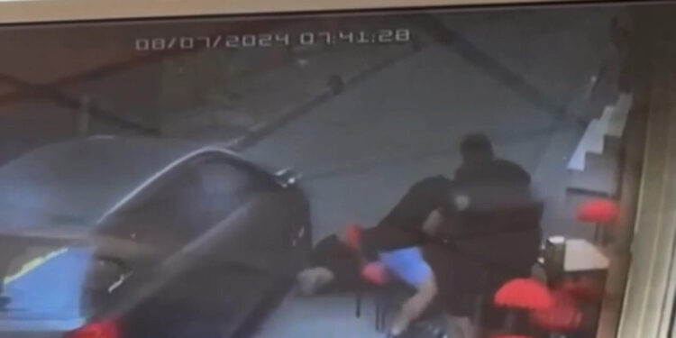 Baygınlık geçirip yola düştü; otomobil kafasının üstünden geçti