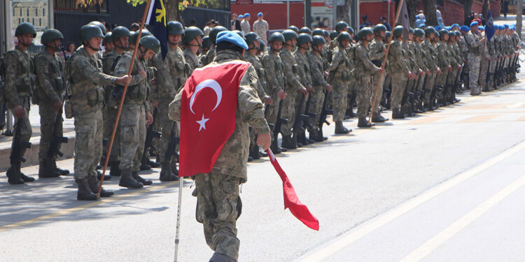 Bedensel engelli Yasin, Mehmetçik'i yalnız bırakmadı