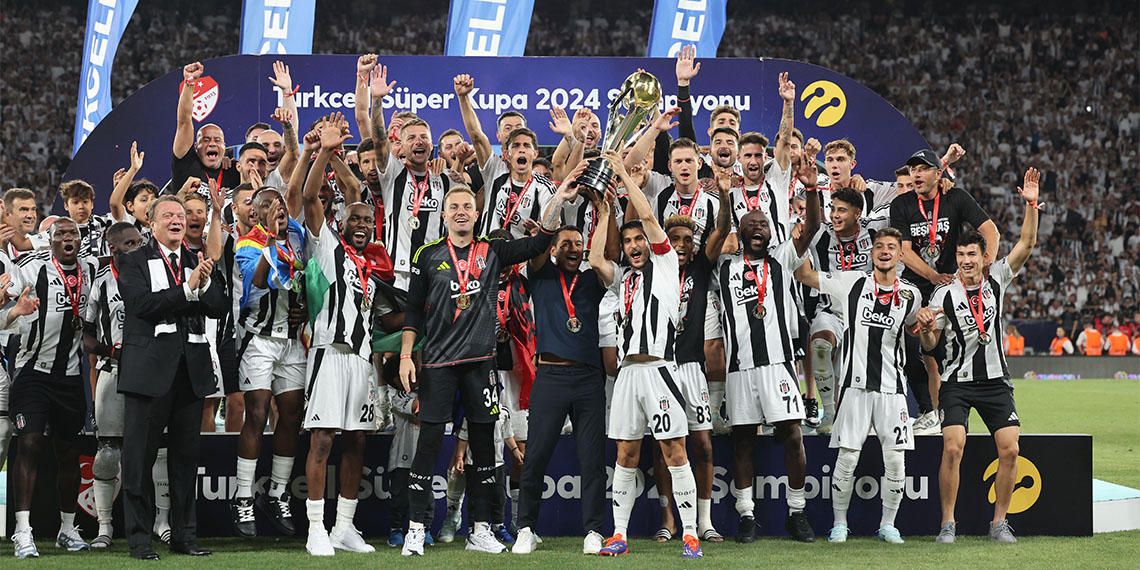 Atatürk Olimpiyat Stadı'nda oynanan Süper Kupa maçında Galatasaray'ı 5-0 mağlup eden Beşiktaş Süper Kupa'nın sahibi oldu.