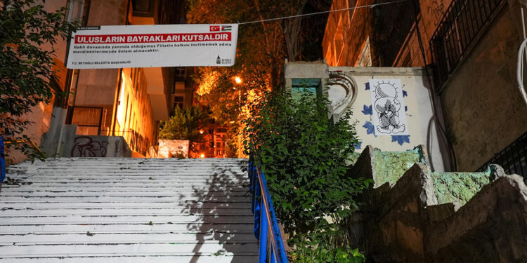 Beyoğlu Belediyesi'nden merdivenlere çizilen Filistin Bayrağı açıklaması