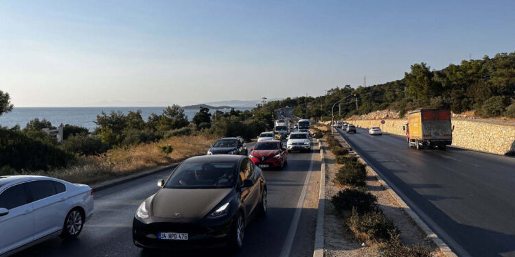 Bodrum'a tatilci akını; araç yoğunluğu dronla görüntülendi