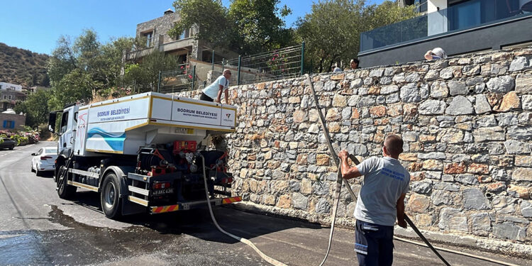 Bodrum'da tankerle su dağıtımı