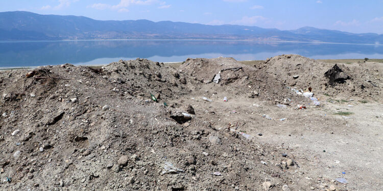 Burdur Gölü kenarına hafriyat dökümüne inceleme