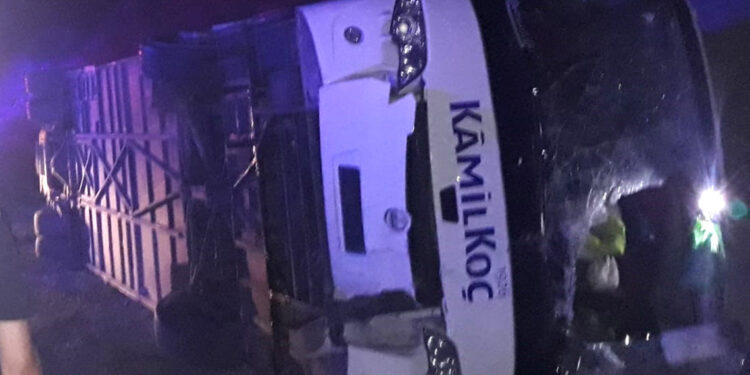 Burdur'da yolcu otobüsü virajda devrildi: 13 yaralı