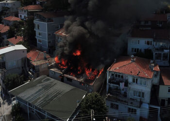 Bursa'da 3 katlı binada yangın